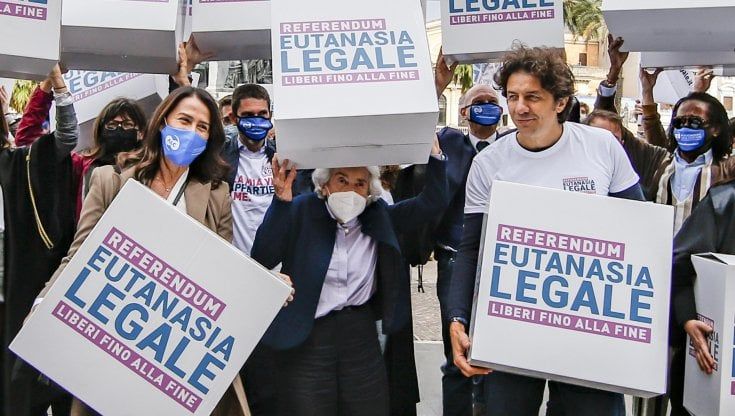 Morire con dignità. La legge sul fine vita che la sinistra vuole e la destra frena