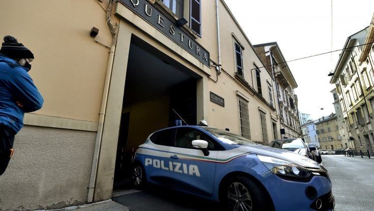 Vede sullo smartphone i ladri in azione in casa: due arresti della polizia a Santo Stefano 