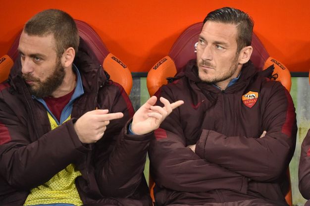 Roma-Inter: capitani in panchina, De Rossi scherza Totti no