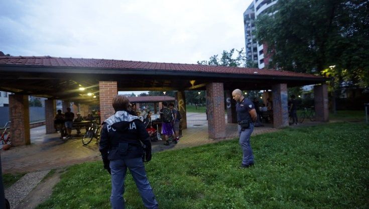 Due ragazze aggredite dalla 'pink gang' in via Nervesa: lite per motivi sentimentali finita a calci e pugni