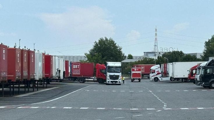 Autista muore schiacciato dal suo camion nel deposito Brt, la Cgil: “Mancava il freno automatico”