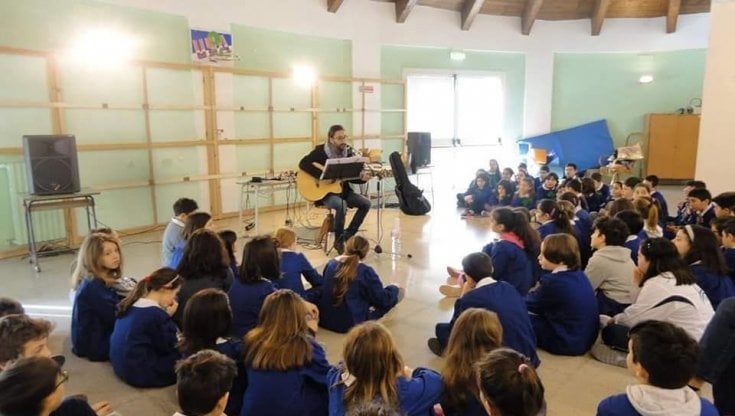 Le Favole fanno scuola: un cantautore mette in musica Rodari ed entra nei pc degli studenti
