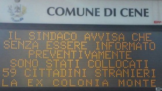 "Profughi a mia insaputa", il sindaco leghista non ci sta: e nel Bergamasco accende i tabelloni