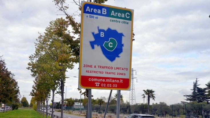 Milano, entrano meno auto in città e in centro e crolla lo sharing