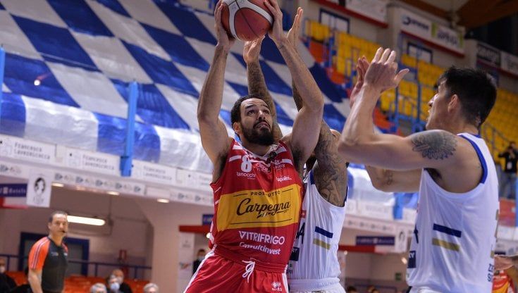 Basket, Serie A: Pesaro sorprende Brindisi. Milano, due positivi al Covid