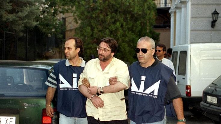 Quando Repubblica raccontò la cattura di Francesco “Sandokan” Schiavone: “Non sparate, ci sono i bambini...”