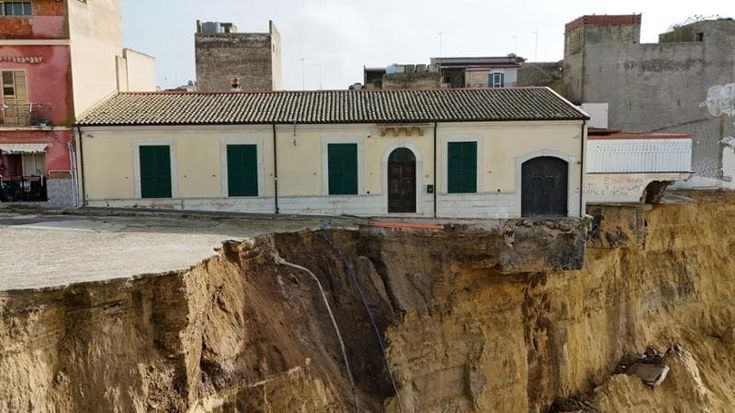 Epstein, l’orgia di fine epoca. La morte dei libri a Niscemi