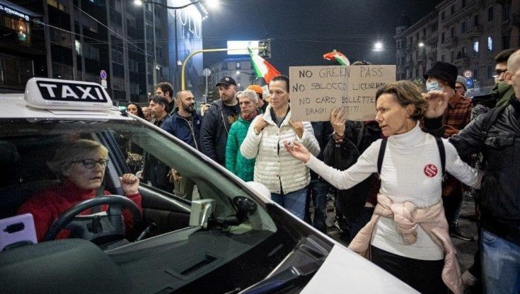 Milano, cortei no Green Pass del sabato: "Io tassista circondato dai manifestanti, non riesco più a lavorare"
