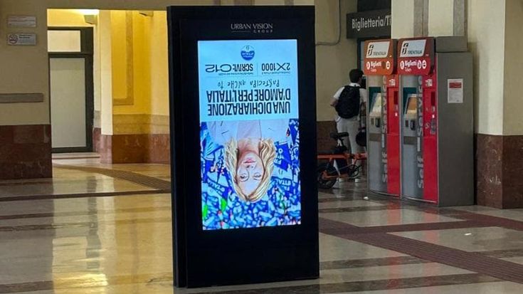 Meloni a testa in giù sul display della stazione Trastevere, l’azienda spiega: “Un’anomalia tecnica”