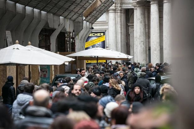 Escher incanta Roma, centinaia in fila per ore per l'ultima visita