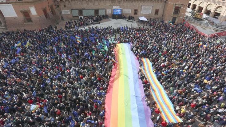 Bandiere, voci e messaggi nella piazza per l’Europa a Bologna