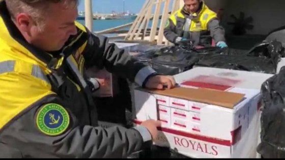 Trapani, sigarette di contrabbando dalla Tunisia. Sequestro da 6 tonnellate su una barca, cinque arresti