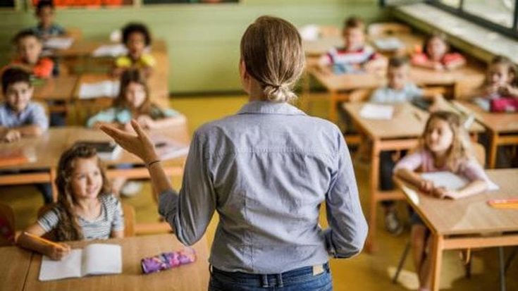 Carta del docente, bonus esteso anche ai supplenti ma ridotto a 390 euro: a chi spetta e quando