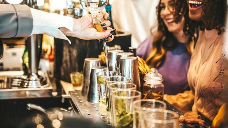 Consumo di alcol in calo, report Roland Berger 2026: gli scenari al 2050
