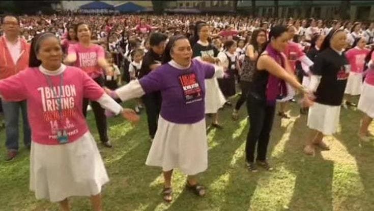 Filippine: in migliaia a Manila per la danza delle donne