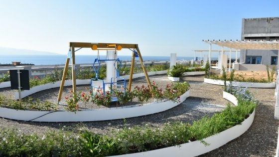 Una terrazza sul mare per giocare e divertirsi: Domenico si riprende la sua vita da bambino