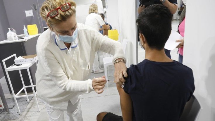 Ema: "Siamo nella quarta ondata. Non esclusa quarta dose a immunodepressi"