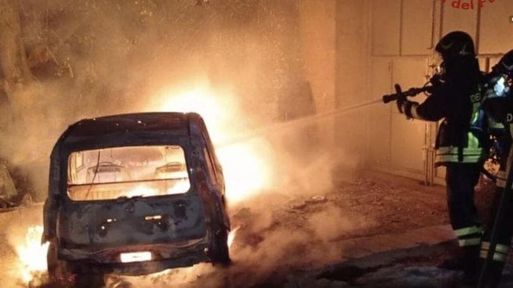 Salento, incendiate le auto dei proprietari di una casa vacanza: forse autore ferito. Ipotesi racket