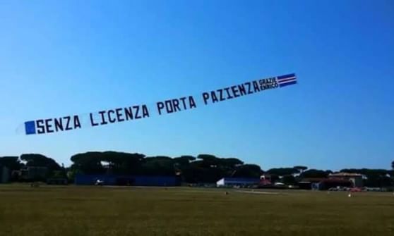 Derby infinito, striscione di sfottò in cielo