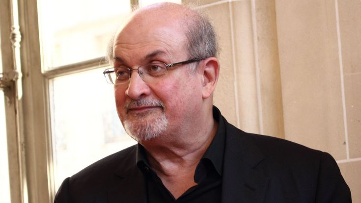 Rushdie contro Twitter: "Via i messaggi falsi col mio nome"