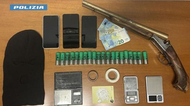 Scambiano gli agenti per clienti: arrestata coppia. In casa cocaina, crack e un fucile a canne mozze
