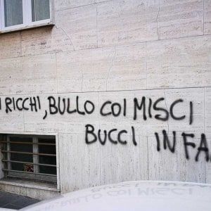 Genova, nuove scritte contro il sindaco Bucci
