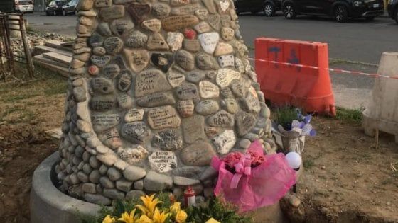 Nel Lodigiano una piramide ricorda le vittime del Covid: i nomi incisi sulle pietre raccolte nel Po