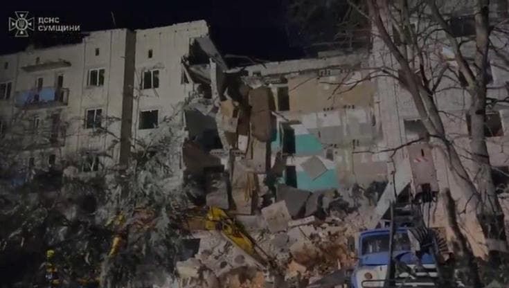 Ucraina, bombardato dai russi un dormitorio nella regione di Sumy. Zelensky: "Ci sono sette morti"