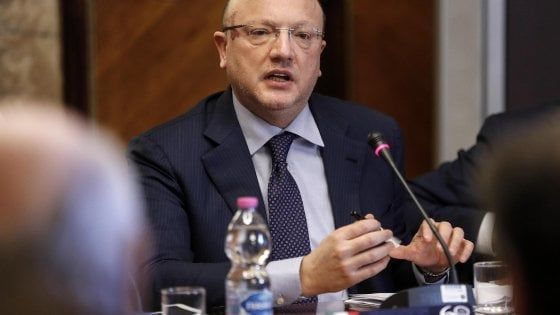 Boccia: "Calmierare i toni, il linguaggio fa aumentare lo spread". Di Maio: "Si governa solo con dialogo"