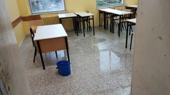 Brindisi, aule allagate dopo il maltempo e solaio a pezzi: la preside presenta un esposto in procura