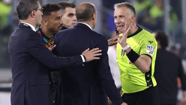 Allegri e il "calcio" ricevuto durante Juve-Inter: il tocco, le scuse e cosa è successo davvero
