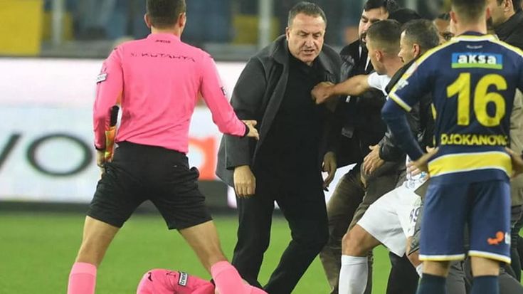 Picchiò l’arbitro in campo, chiesti 13 anni di carcere per l’ex presidente dell’Ankaragucu