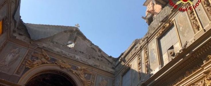 Roma, crolla il tetto della chiesa di San Giuseppe dei Falegnami ai Fori. "Tragedia sfiorata, sabato c'era matrimonio"