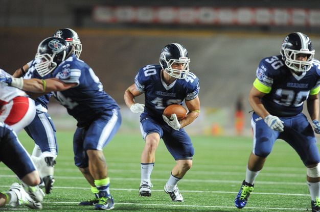 Football, l'acrobazia del running back dei Seamen Milano: vola su un avversario per conquistare yard