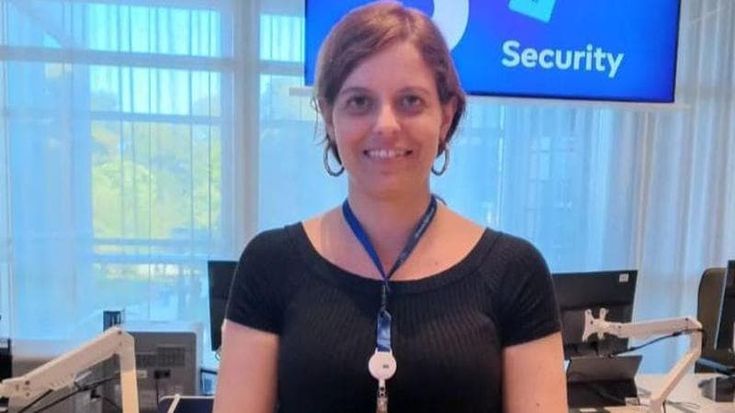 Ilaria Salis a Bruxelles, su Instagram la foto col badge al collo: “È tutto vero”