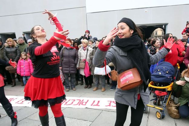 Le donne ballano in piazza contro la violenza
