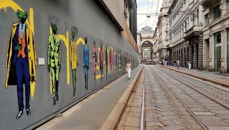 Street art, 106 rane antropomorfe sulle pareti del cantiere a Cordusio: è l’ultima opera di Mr Save The Wall