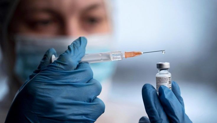 Vaccinazione di massa, le Regioni avanti da sole. "Chiariteci le priorità"
