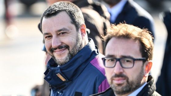 Cesare Battisti in Italia, Salvini: "Ora in galera altre decine di assassini". Bonafede: "Nessuno può sottrarsi alla giustizia italiana"