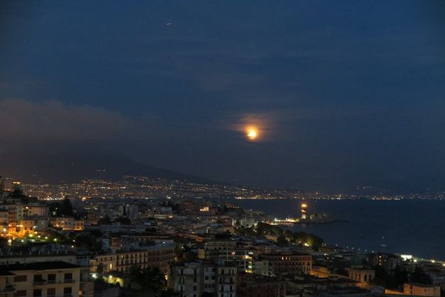 La superluna di de Magistris: "Orgoglio e riscatto"