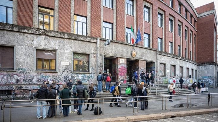 Scelta delle scuole superiori: lo slalom per iscriversi tra test, voti in pagella e sorteggi