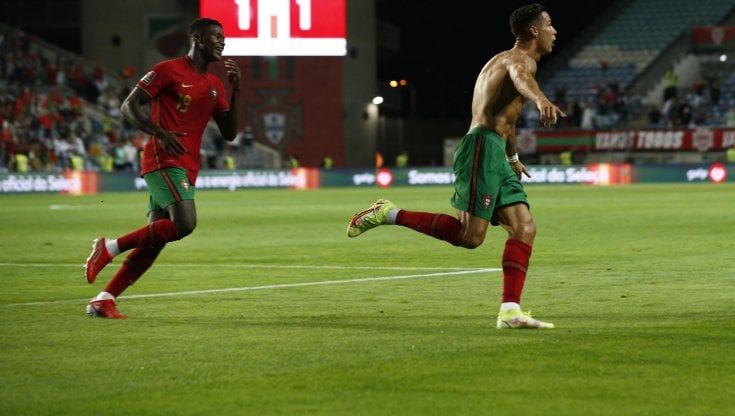 Ronaldo sbaglia un rigore, poi con una doppietta in extremis fa vincere il Portogallo. E' il bomber di sempre di tutte le nazionali. Francia fermata dalla Bosnia