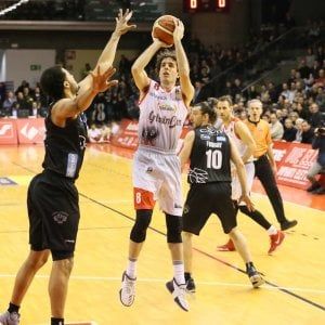 Basket, serie A: Trento riparte sgambettando Reggio Emilia, playoff più vicini