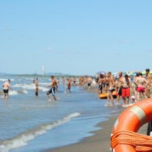 Ostia, paura in mare: madre e figlia salvate dai bagnanti