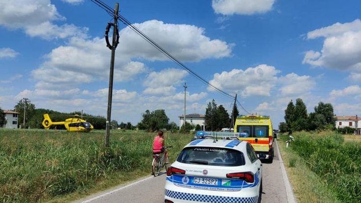 Violento scontro tra due auto a Pieve di Cento: sette giovani coinvolti, grave una 19enne