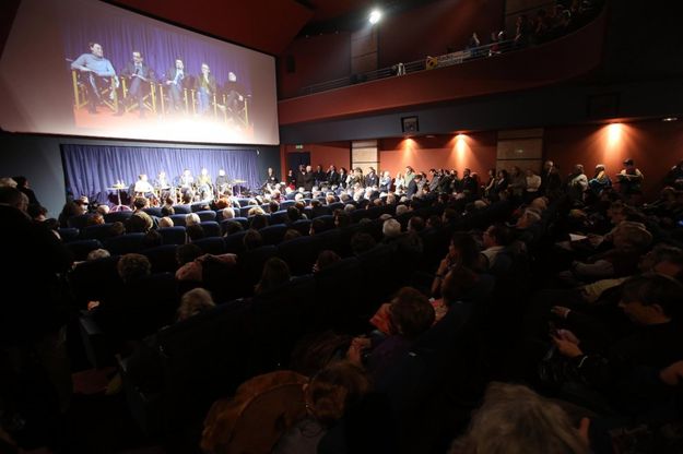 Elezioni Milano, ressa al cinema per il confronto fra candidati 