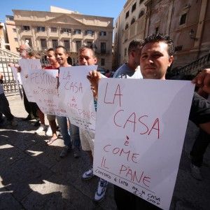 I senzacasa protestano alla messa del Festino, alta tensione a piazza Pretoria