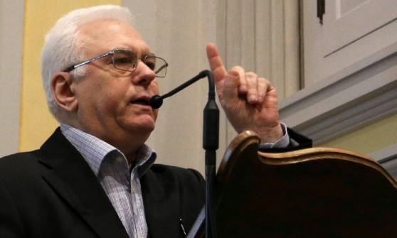 La confessione di don Farinella: "Porto la croce della sinistra con Pagano occasione storica"