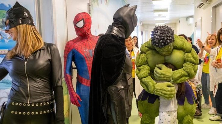 I supereroi in azione nell’ospedale di Lecce: “Con il loro abbraccio un momento di serenità”
