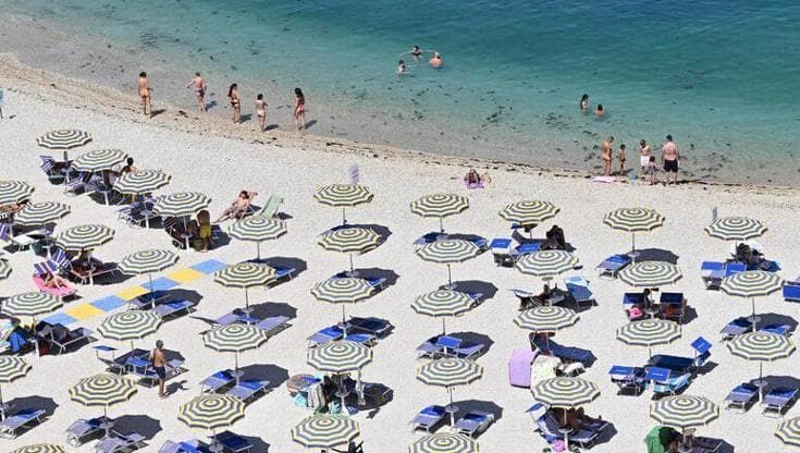 Stabilimenti balneari, le Srl alla conquista della Liguria. Sib: “Così il mare diventa un fast food”